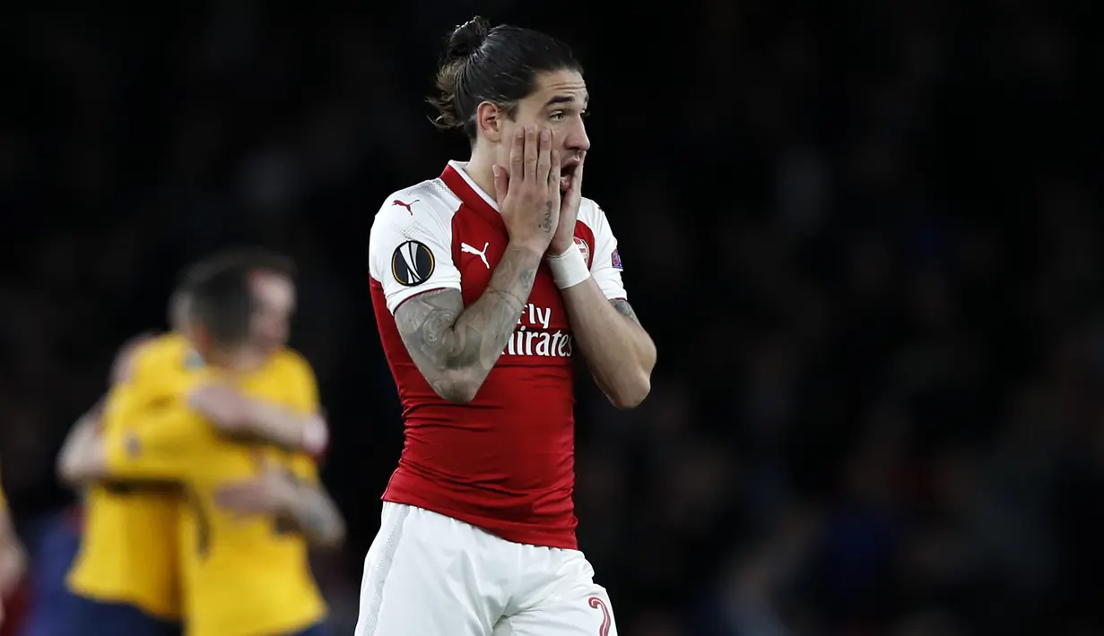 6. Hector Bellerin - Rambut man bun milik Bellerin terkesan unik karena panjang rambutnya yang bisa dibilang tanggung. Mode rambut tersebut dipercaya banyak membuat wanita muda terpana. (AFP/Adrian Dennis)