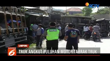 Sebuah truk naas terguling dan menghalangi sebagian badan jalan di Desa Hatta, Bakauheni, Lampung, setelah ditabrak truk lain bermuatan puluhan unit sepeda motor.