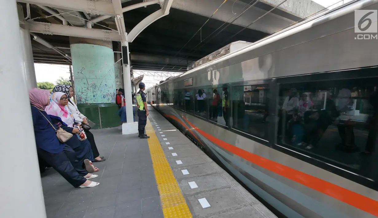 Kereta berhenti di Stasiun Cakung, Jakarta, Selasa (9/10). Modernisasi Stasiun Cakung guna mendukung modernisasi Double-Double Track (DDT) Manggarai-Cikarang demi meningkatkan kapasitas dan pelayanan penumpang. (Liputan6.com/Herman Zakharia)