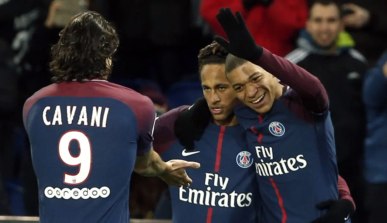 Neymar, Cavani dan Mbappe merayakan gol saat melawan Dijon pada laga Ligue 1 di Parc des Princes stadium, Paris, (17/1/2018). PSG menang telak 8-0. (AP/Thibault Camus)