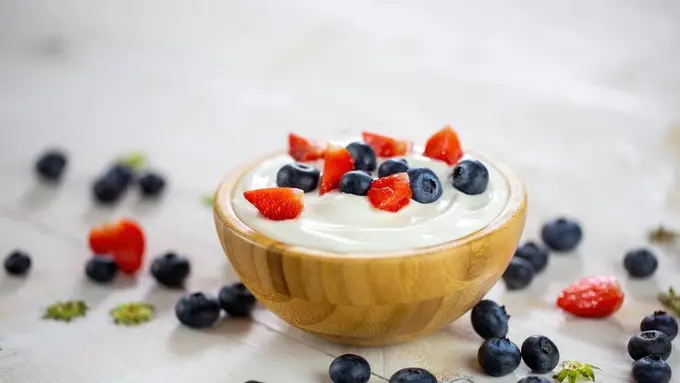 Ilustrasi menu yogurt Yunani dengan buah beri/freepik.com/beachstocks74
