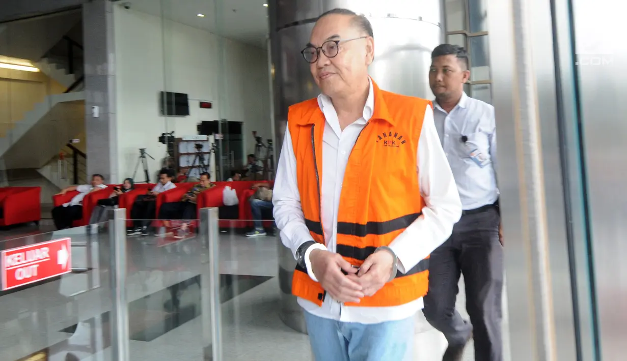 Terdakwa kasus PLTU Riau-1 selaku pemegang saham Blackgold Natural Resources Limited, Johannes Budisutrisno Kotjo berjalan akan menjalani pemeriksaan oleh penyidik di Gedung KPK, Jakarta, Selasa (26/2). (Merdeka.com/Dwi Narwoko)