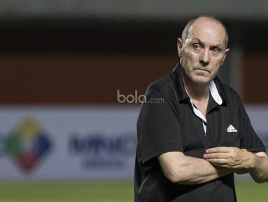 Pelatih Puerto Rico, Carlos Cantatero, memantau latihan anak asuhnya di Stadion Maguwoharjo, Sleman, Senin (11/6/2017). Pelatih 56 tahun ini merupakan mantan juru taktik Atletico Madrid. (Bola.com/Vitalis Yogi Trisna)
