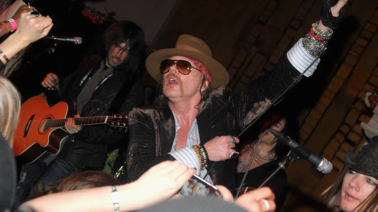 Axl Rose Pilih Gabung AC/DC Ketimbang Lanjutkan Guns N' Roses?