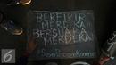 Aktivis meletakkan tulisan saat aksi kamisan di depan Istana Merdeka, Jakarta, Kamis (4/8). Aksi ini juga memberi dukungan buat Koordinator Kontras Haris Azhar yang dituduh melakukan pencemaran nama baik sejumlah lembaga. (Liputan6.com/Helmi Fithriansyah)
