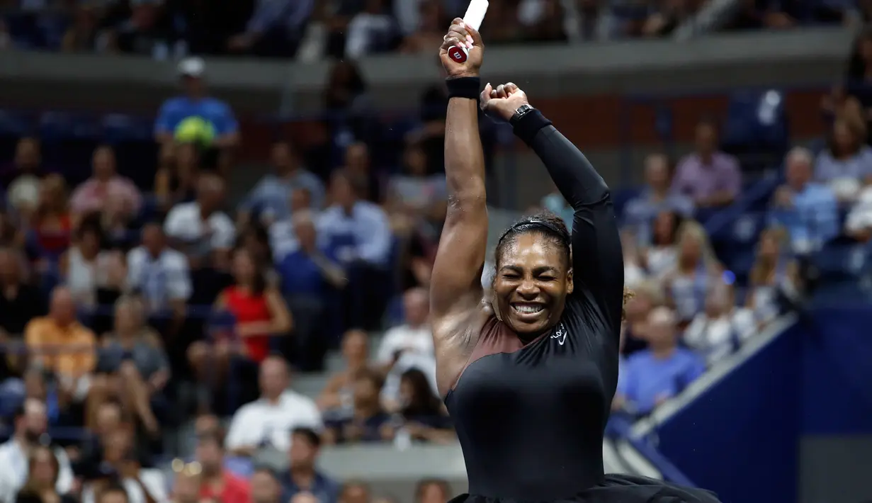 Petenis AS, Serena Williams berselebrasi setelah mengalahkan Karolina Pliskova dari Ceko pada perempat final turnamen AS Terbuka di New York, Selasa (4/9). Serena memastikan diri lolos ke babak semifinal berkat kemenangan 6-4 dan 6-3. (AP/Adam Hunger)