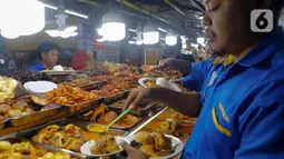 Menjelang berbuka puasa, sentra kuliner yang menyajikan Nasi Kapau ramai diserbu pembeli. (Liputan6.com/Herman Zakharia)