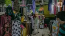 Aktivitas pedagang saat menunggu pembeli di Pasar Pondok Labu, Jakarta, Rabu (10/2/2021). Satu pedagang dinyatakan positif Covid-19, meski begitu pengelola Pasar Pondok Labu tetap melanjutkan operasional pasar sambil melakukan penyemprotan disinfektan selama tiga hari. (Liputan6.com/Faizal Fanani)