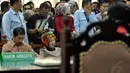 Walikota nonaktif Palembang, Romi Herton dan istrinya, Masyito saat mendengarkan pembacaan dakwaan oleh JPU di Pengadilan Tipikor, Kamis (20/11/2014). (Liputan6.com/Miftahul Hayat) 