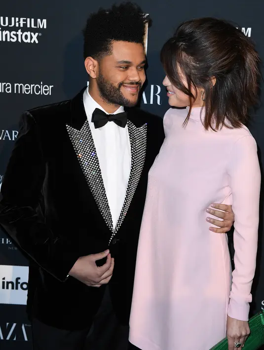 Selena Gomez dan The Weeknd menghadiri acara New York Fashion Week untuk Harper's Bazaar di New York City, 8 September 2017. Keduanya tampak mesra dan romatis, saat berada di red carpet keduanya sempat kepergok berciuman. (AFP PHOTO / ANGELA WEISS)