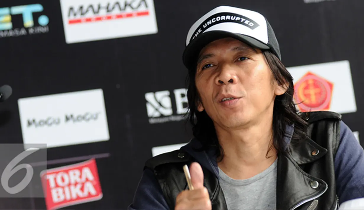 Personil grup musik Slank, Bimbim mengangkat jari saat jumpa pers final Piala Jenderal Sudirman di Jakarta, Rabu (20/1/2016). Slank akan tampil pada final Piala Jenderal Sudirman di Stadion GBK Jakarta, Minggu (24/1). (Liputan6.com/Helmi Fithriansyah)