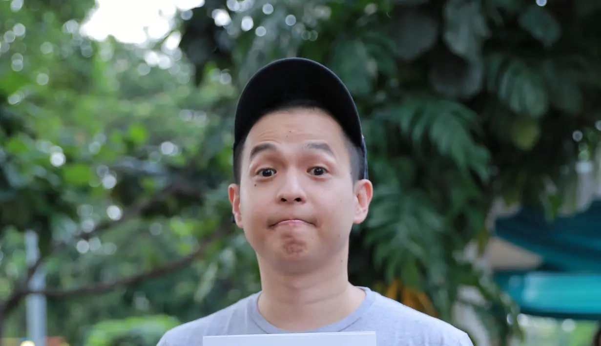 Sedangkan bagi Ernest Prakasa, memilih bioskop untuk menghabiskan waktu luang bersama keluarga kecilnya. Baginya, bioskop merupakan tempat yang menyenangkan dengan banyak imajinasi. (Adrian Putra/Bintang.com)