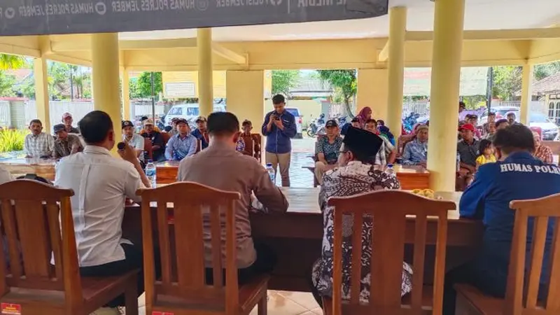 Polres Jember lakukan sosialisasi bahaya miras oplosan di Balai Desa Pancaharya Jember, Pasca meninggalnya 3 warga karena menengak miras oplosan (Istimewa)