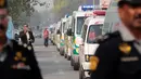Deretan ambulans membawa jenazah dari kecelakaan pesawat Pakistan International Airlines (PIA) di Islamabad, Pakistan, Kamis (8/12). (REUTERS / Caren Firouz)