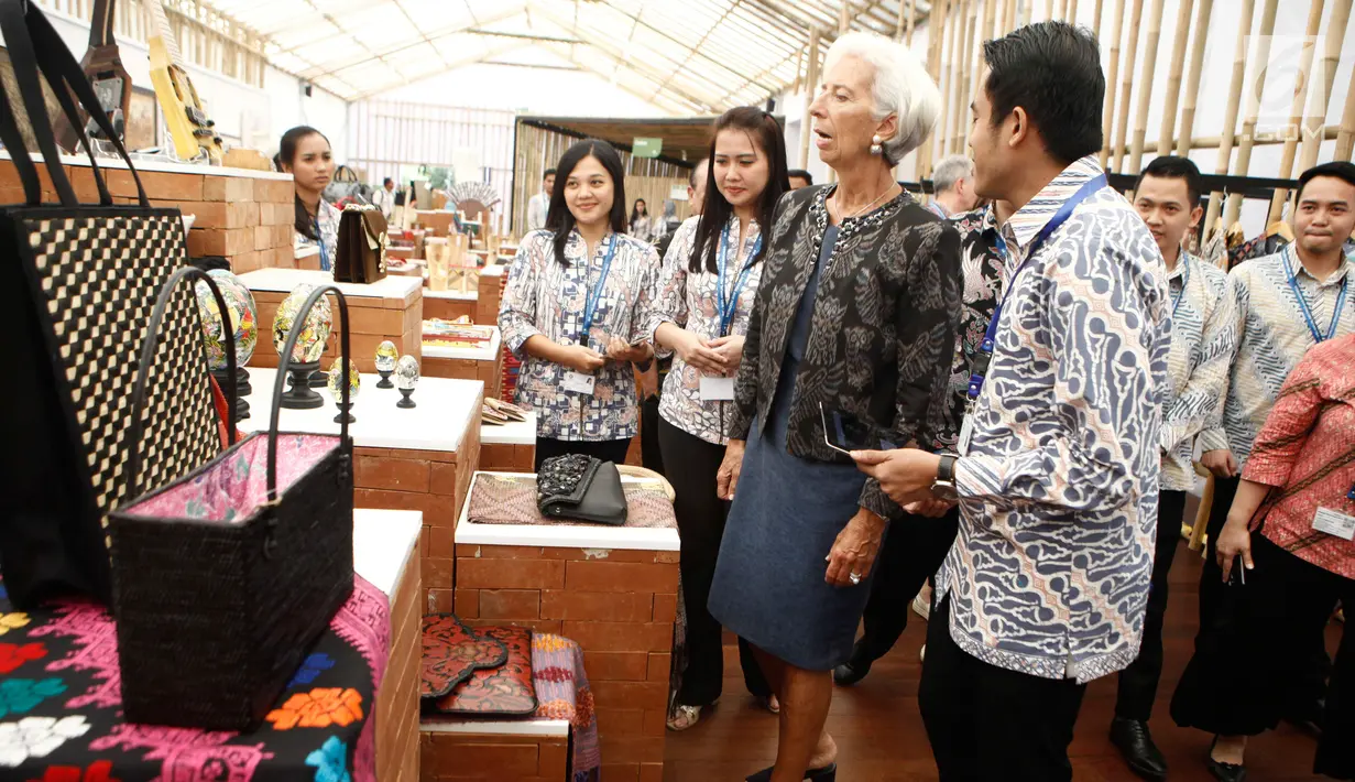 Managing Director IMF Christine Lagarde melihat berbagai keseniaan yang dipamerkan saat berkunjung ke Paviliun Indonesia di arena pertemuan IMF-Bank Dunia, Bali, Rabu (10/10). (Liputan6.com/Angga Yuniar)