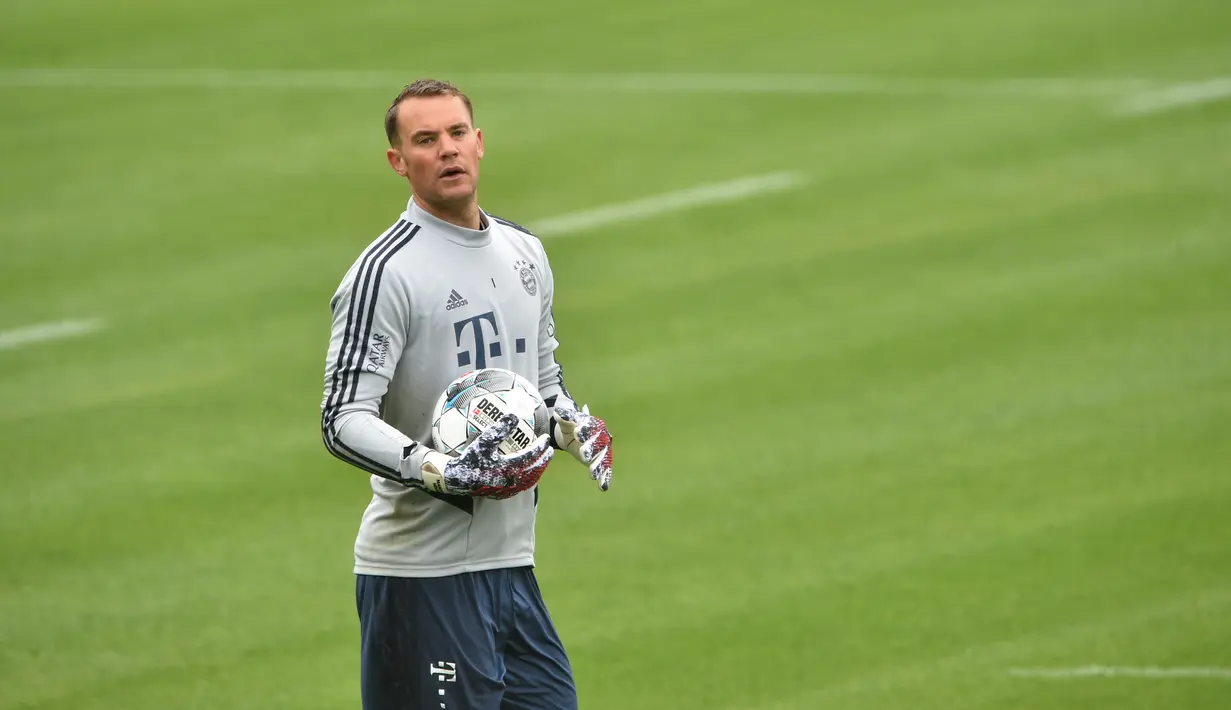 Kiper Bayern Munchen Manuel Neuer saat sesi latihan di Munich, Jerman, Selasa (5/5/2020). Bundesliga direncanakan kembali bergulir setelah otoritas setempat mulai melonggarkan lockdown untuk pencegahan penyebaran COVID-19. (Christof STACHE/AFP)