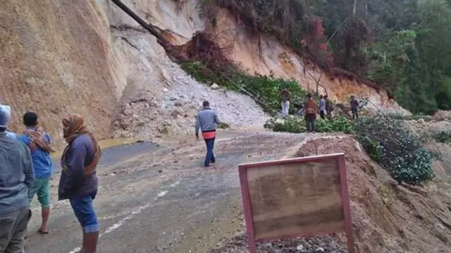 Longsor menutupi badan jalan di Kabupaten Gayo Lues pada November 2019 (Liputan6.com/Rino Abonita)