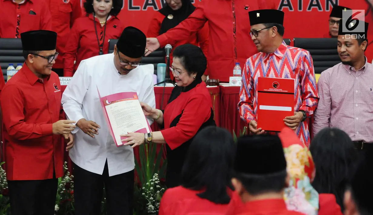 Ketum PDIP Megawati Soekarno Putri (tengah) menyerahkan surat rekomendasi kepada Saifullah Yusuf (kedua kiri) sebagai Cagub Jawa Timur di Jakarta, Minggu (15/10). Megawati juga menetapkan Cagub dan Cawagub Sulsel. (Liputan6.com/Helmi Fithriansyah)