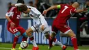 Penyerang Jerman Thomas Muller saat melewati hadangan dua pemain Georgia selama pertandingan kualifikasi EURO 2016 grup D di Leipzig, Jerman, Senin (12/10/2015). Gol Jerman dicetak Muller dan Max Kruse. (REUTERS/Fabrizio Bensch)