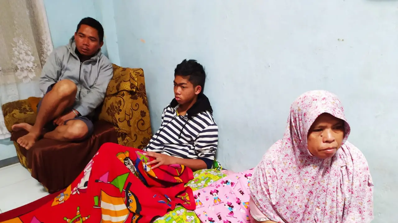 Idah, salah satu korban Cikungunya bersama dua anggota keluarganya, nampak lesu terkena Chikungunya, menunggu penanganan kesehatan pihak pemerintah Garut.