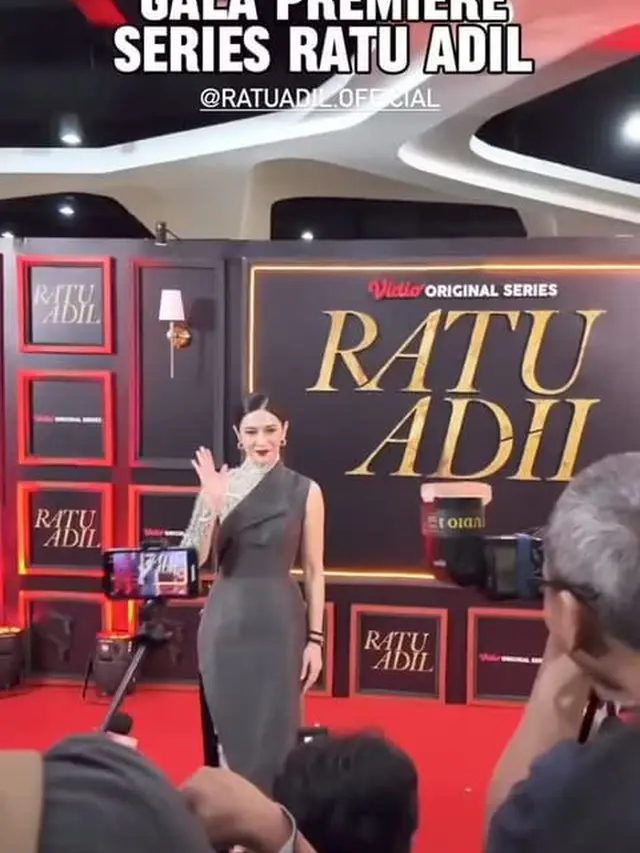 7 Potret Dian Sastrowardoyo di Gala Premier Ratu Adil, Penampilannya Curi Perhatian