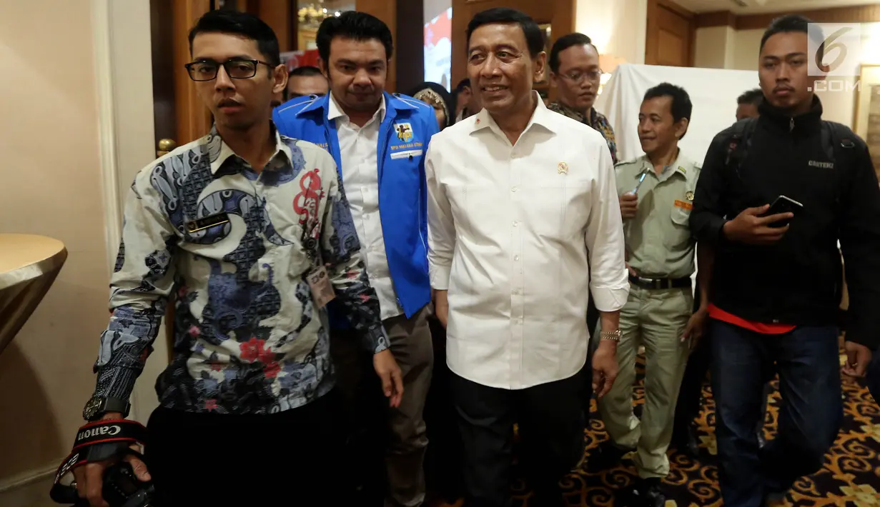 Menko Polhukam, Wiranto menghadiri acara Simposium Nasional Pemuda Indonesia, Jakarta, Rabu (30/8). Acara tersebut mengambil tema "Peran strategis Pemuda Indonesia dalam penguatan Pancasila sebagai Bangsa dan Bela Negara". (Liputan6.com/Johan Tallo)
