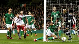 Pemain Denmark, Andreas Christiansen (kedua kiri) mencetak gol ke gawang Republik Irlandia pada partai kedua play-off zona Eropa di Stadion Aviva, Rabu (15/11). Denmark melaju ke putaran final Piala Dunia 2018 usai menang 5-1. (Niall Carson/PA via AP)