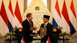 Acara yang awalnya difokuskan pada pembahasan kerja sama bilateral itu sempat berubah hangat ketika Menlu Belanda menyinggung soal kekalahan Timnas Indonesia dari Arab Saudi pada Kamis (08/10/2025) dini hari WIB lalu. (AFP/Yasuyoshi Chiba)