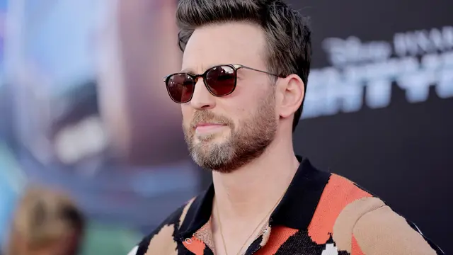 Bintang Captain America Chris Evans Dinobatkan sebagai Pria Terseksi 2022