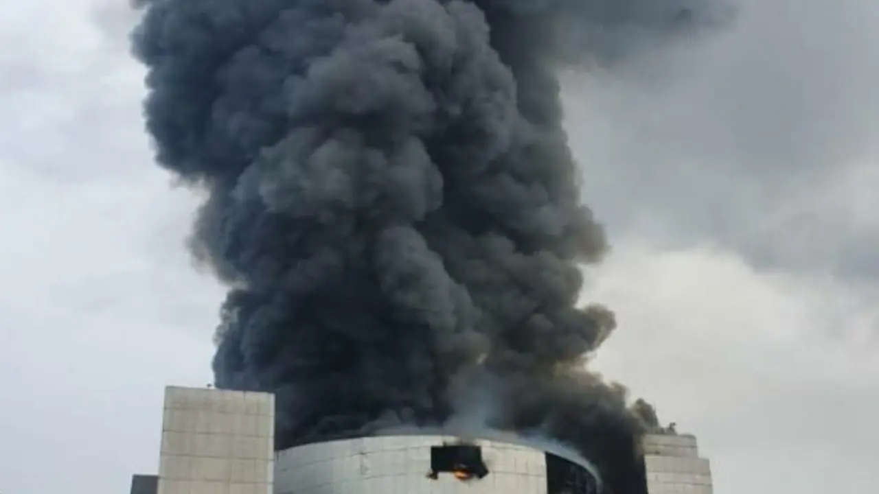 Gereja Christ Cathedral di kawasan Paramount Serpong, Kabupaten Tangerang, terbakar hebat sejak pukul 08.00 pagi, Senin (27/4/2020).