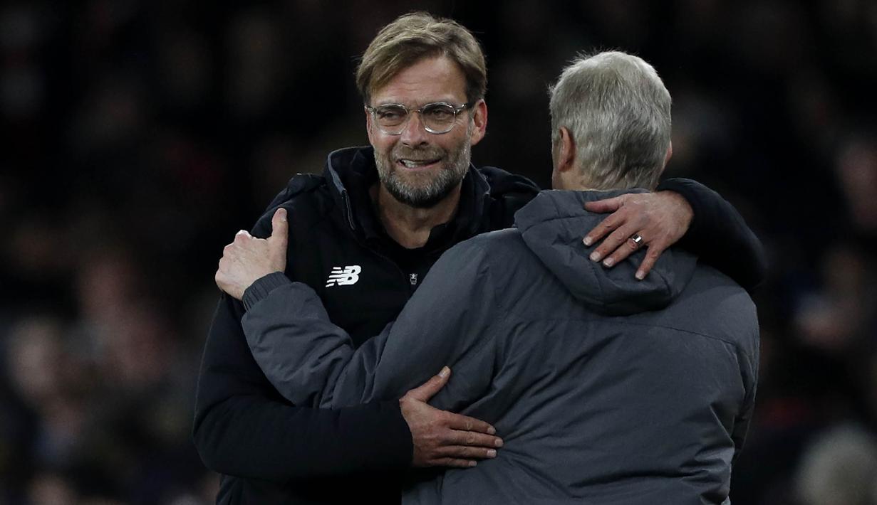 Pelatih Liverpool, Juergen Klopp, menyapa pelatih Arsenal, Arsene Wenger, usai laga Premier League di Stadion Emirates, London, Jumat (22/12/2017). Kedua klub bermain imbang 2-2. (AFP/Adrian Dennis)