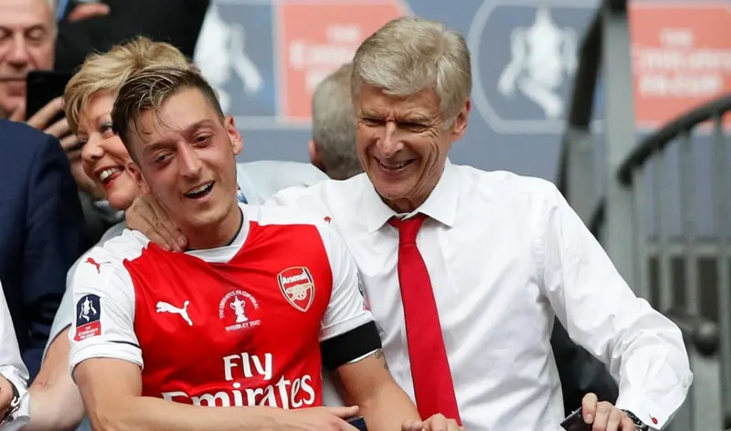 Mesut Ozil dan Arsene Wenger. (AFP/Adrian Dennis)