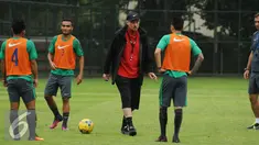 Pelatih Timnas Indonesia, Alfred Riedl (tengah) memberi arahan saat latihan di SPH Karawaci, Tangerang, Selasa (15/11). Jelang berlaga di Piala AFF 2016, Timnas Indonesia fokus berlatih tendangan bola mati. (Liputan6.com/Helmi Fithriansyah)