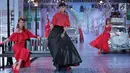 Model mengenakan busana rancangan desainer Fetty Rusli saat tampil dalam fashion show bertema 'Crossing' di Jakarta, Rabu (29/8). Marka bagi pejalan kaki menjadi salah satu inspirasi Fetty dalam koleksinya kali ini. (Liputan6.com/Faizal Fanani)