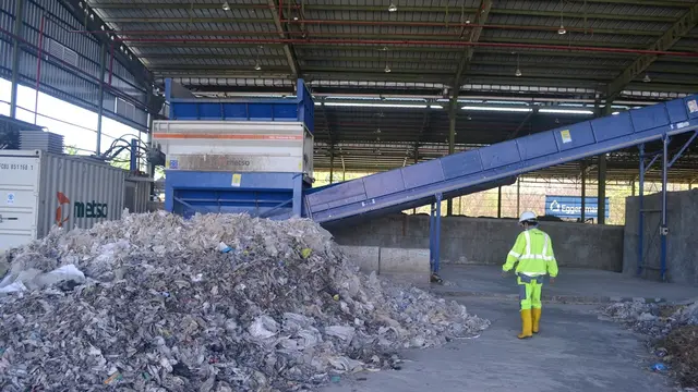 Petugas mengontrol Refuse Derived Fuel (RDF), sebuah fasilitas pengubah sampah jadi material pengganti batu bara, di Tritih Lor, Cilacap, Jawa Tengah. (Foto: Liputan6.com/Muhamad Ridlo)