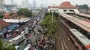 Suasana di kawasan Tanah Abang, Jakarta, Kamis (11/5). Keberadaan pedagang yang berjualan menganggu akses pejalan kaki dan kendaraan yang melintas di kawasan itu. (Liputan6.com/Gempur M Surya)