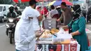 Warga memilih makanan untuk berbuka puasa (takjil) di kawasan Jalan Panjang, Jakarta, Selasa (5/5/2020). Pandemi virus COVID-19 dan pelaksanaan Pembatasan Sosial Berskala Besar (PSBB) berimbas pada sepinya pembeli takjil di kawasan tersebut. (Liputan6.com/Helmi Fithriansyah)