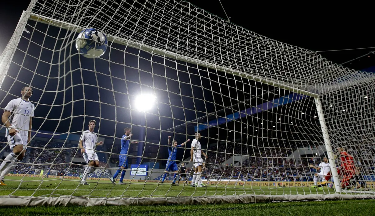 Proses terjadinya gol yang dicetak striker Italia, Ciro Immobile ke gawang Israel pada laga kualifikasi Piala Dunia 2018 di Stadion Reggio Emilia, Italia, Selasa (5/9/2017). Italia menang 1-0 atas Israel. (AP/Luca Bruno)