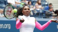 Petenis AS, Serena Williams, mengembalikan bola pada laga melawan Johanna Larsson pada babak ketiga AS Terbuka 2016, Sabtu (3/9/2016) waktu setempat. (EPA/Peter Foley)