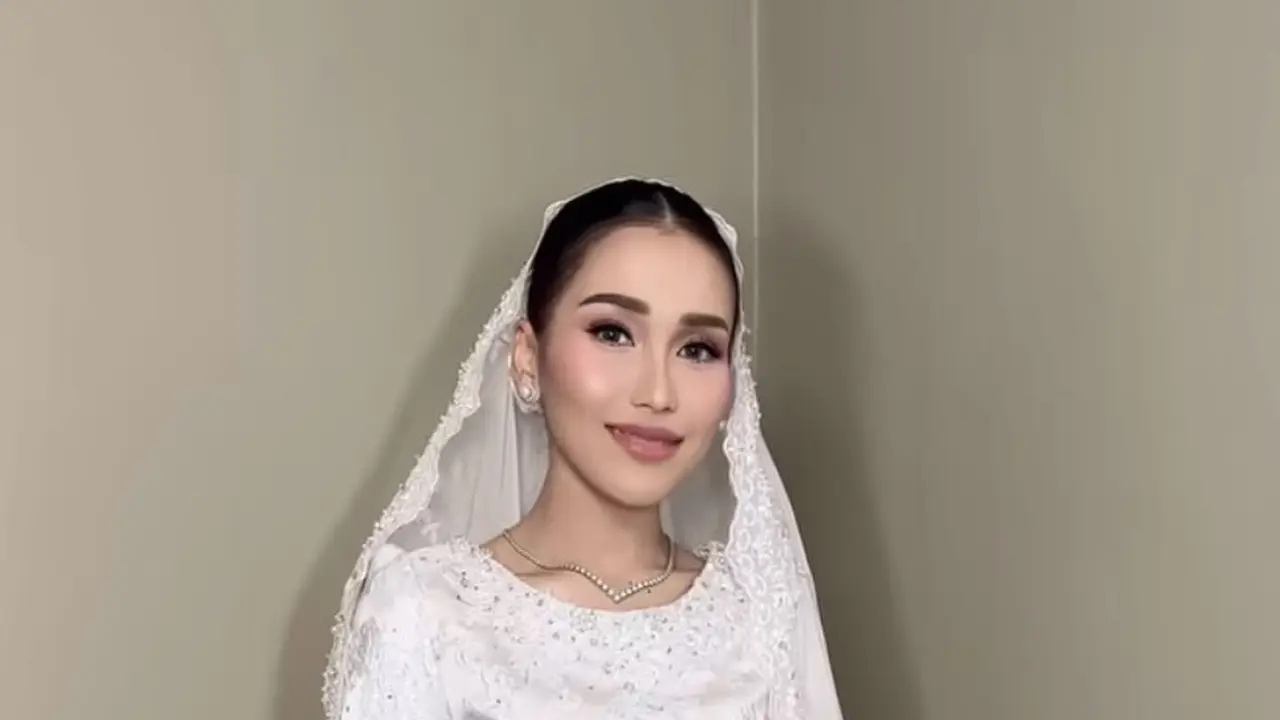 Ayu Ting Ting dan Anisha Rosnah Istri Pangeran Mateen Dibalut Baju Kurung. [@aliencophoto]