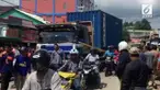 Sebuah kontainer alami rem blong hingga menabran rumah dan mobil yang ada di depannya.