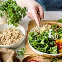 Food combining adalah pola makan yang mengombinasikan makanan secara tepat untuk mendukung pencernaan. (foto/dok: freepik/rawpixels)