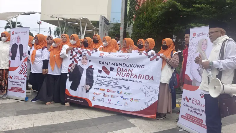 Simpatisan PKS melakukan flashmob sebagai bentuk dukungan Bacaleg mendaftarkan diri di KPUD Kota Depok, Jalan Raya Margonda, Kecamatan Beji, Kota Depok.