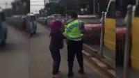 Seorang perempuan menolak ditilang mengamuk dan cakar Polantas (Liputan6.com/Youtube)