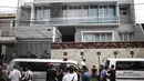 Mobil jenazah terparkir di lokasi perampokan sadis yang terjadi di Jalan Pulomas Utara, Kayuputih, Pulogadung, Jakarta Timur, Selasa (27/12). Enam penghuni rumah berlantai 2 itu tewas dan lima lainnya dilarikan ke rumah sakit. (Liputan6.com/Faizal Fanani)