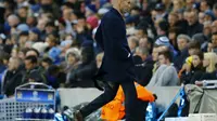 Celana Zinedine Zidane kembali sobek saat mendampingi timnya bertanding (Reuters)