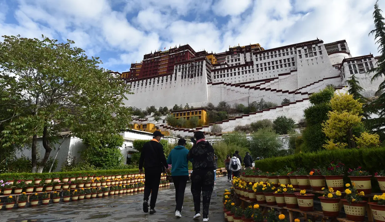 Para pengunjung menuju Istana Potala di Lhasa, ibu kota Daerah Otonom Tibet, China barat daya (3/6/2020). (Xinhua/Chogo)