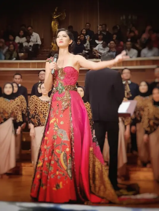 Paras Prisia Nasution memang sangat eksotis. Tubuhnya yang tinggi dan langsing membuatnya selalu cantik berbusana apapun. Terlebih dengan balutan dress berwarna pink ini, Prisia semakin anggun memesona. (Foto: Instagram)
