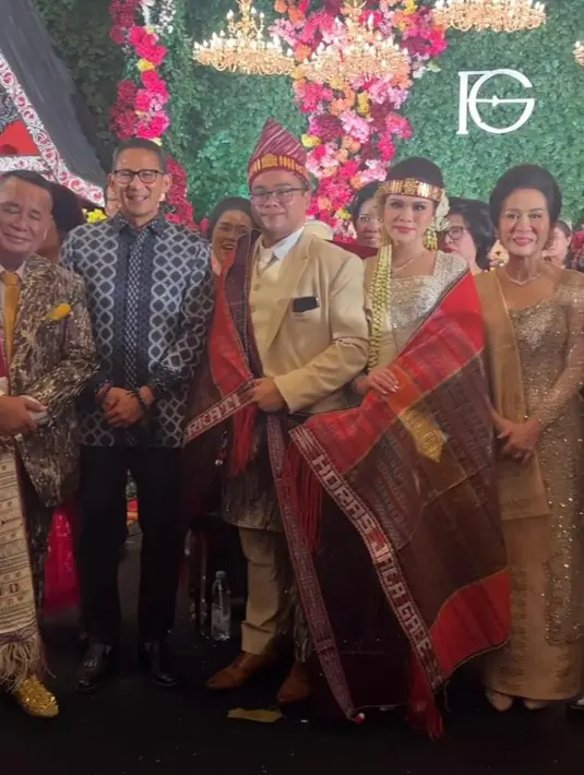 Hadir pula Menteri Pariwisata dan Ekonomi Kreatif Republik Indonesia Sandiaga Uno dengan kemeja batik hitamnya.   [@fcgweddings]