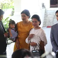 Presiden  Joko Widodo bersama ibu negara Iriana didampingi putra putrinya bersiap meninggalkan Istana Merdeka menuju gedung DPR, Jakarta, Minggu (20/10/2019). Jokowi bersama keluarga menuju DPR untuk dilantik menjadi presiden untuk kedua kalinya. (Liputan6.com/Angga Yuniar)